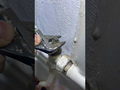 Old Radiator Valve Leaking Fix in 5 Minutes #quickfix #shorts #plumbing #diy #tools #tips